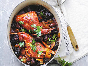 Konijnenboutjes in pruimen wildsaus